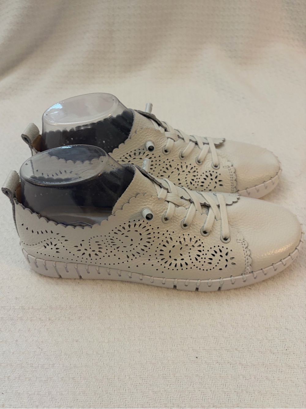 EUC Yokono White Coastal Travel Perforated Lace-Up Sneakers Size EU 39
